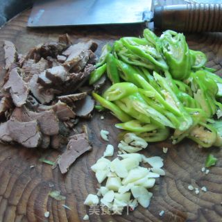 蒜米辣椒炒卤肉的做法步骤：2