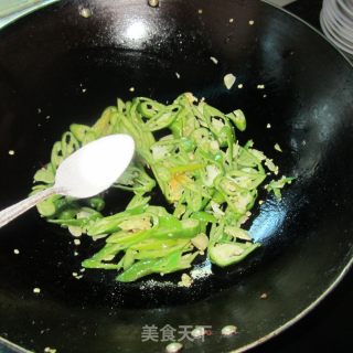 蒜米辣椒炒卤肉的做法步骤：3