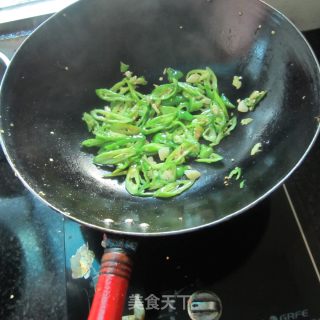 蒜米辣椒炒卤肉的做法步骤：4