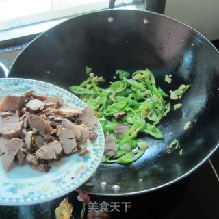 蒜米辣椒炒卤肉的做法步骤：5