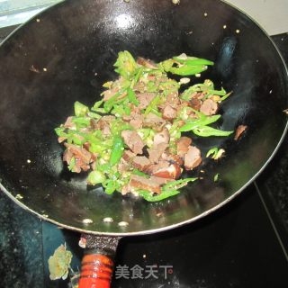 蒜米辣椒炒卤肉的做法步骤：6