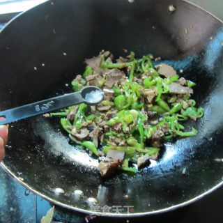 蒜米辣椒炒卤肉的做法步骤：7