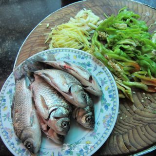 青椒鲫鱼的做法步骤：1