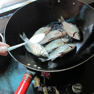 青椒鲫鱼的做法步骤：2