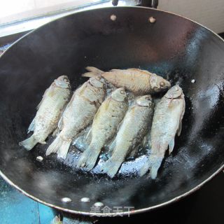 青椒鲫鱼的做法步骤：3