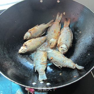 青椒鲫鱼的做法步骤：4