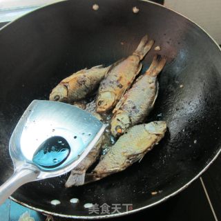 青椒鲫鱼的做法步骤：5