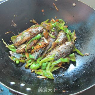 青椒鲫鱼的做法步骤：6