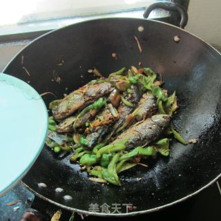 青椒鲫鱼的做法步骤：7