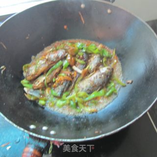 青椒鲫鱼的做法步骤：8