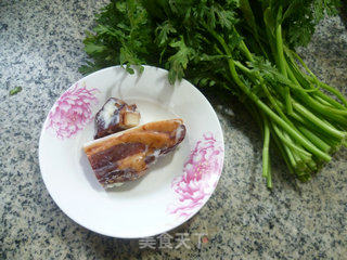腊肉炒茼蒿的做法步骤：1