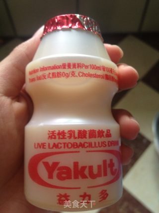 香蕉益力多奶昔的做法步骤：2