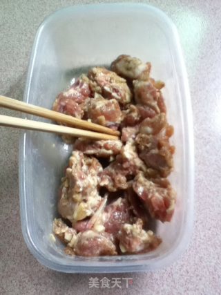 土豆焖排骨的做法步骤：1