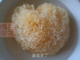 冰糖银耳蒸南瓜的做法步骤：1