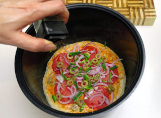 鲜虾芝士pizza（电饭煲版）的做法步骤：10