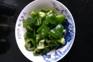 青椒炒牛肉的做法步骤：2