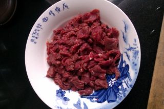 青椒炒牛肉的做法步骤：3