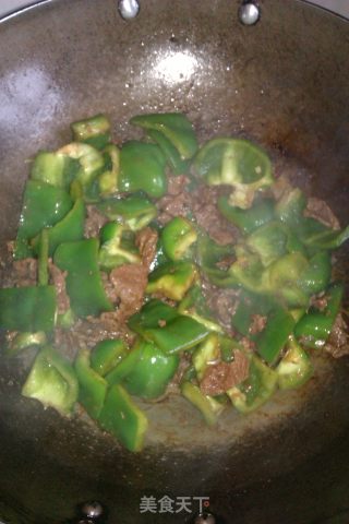青椒炒牛肉的做法步骤：6