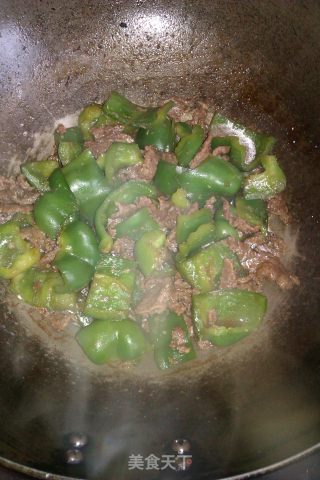 青椒炒牛肉的做法步骤：7
