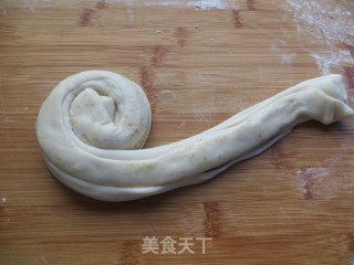 【椒盐手撕饼】----外脆里软分层均匀的做法步骤：11
