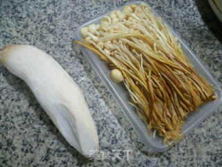 黄金针菇拌杏鲍菇的做法步骤：1