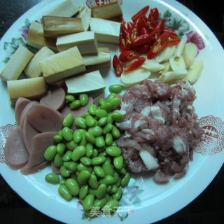 火腿豆腐黄豆炒肉的做法步骤：2