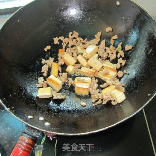 火腿豆腐黄豆炒肉的做法步骤：5