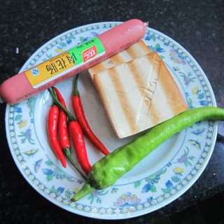 肉花肠烧豆腐的做法步骤：1