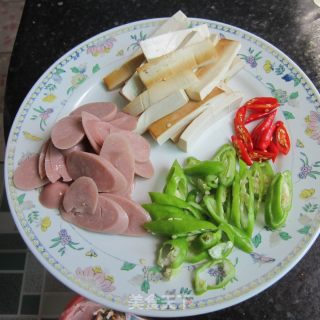 肉花肠烧豆腐的做法步骤：2