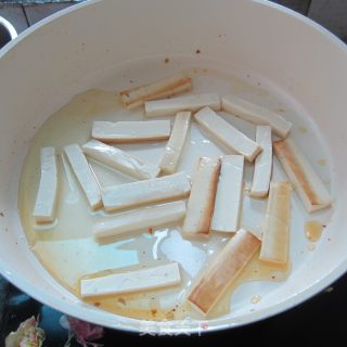 肉花肠烧豆腐的做法步骤：3