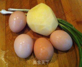 土豆丝鸡蛋饼的做法步骤：1
