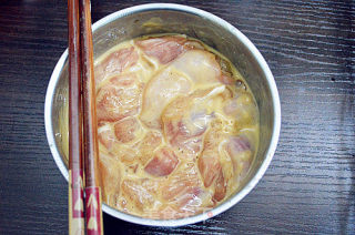 煎焗鸡腿肉的做法步骤：3