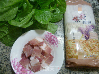 咸肉木耳菜荞麦面的做法步骤：1