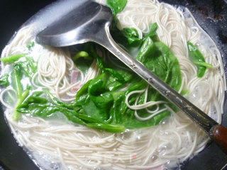 咸肉木耳菜荞麦面的做法步骤：6