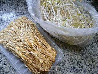 黄金针菇拌绿豆芽的做法步骤：1