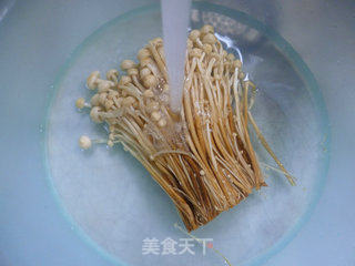 黄金针菇拌绿豆芽的做法步骤：2