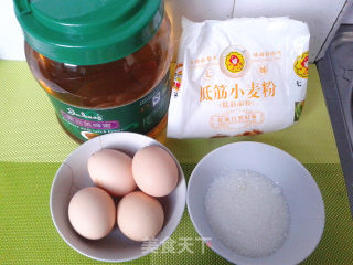 给妈妈做的生日蛋糕 蜂蜜爆浆凹蛋糕 其貌不扬却美味难挡~的做法步骤：2