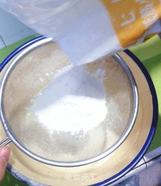给妈妈做的生日蛋糕 蜂蜜爆浆凹蛋糕 其貌不扬却美味难挡~的做法步骤：7