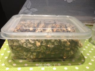 芝麻花生糖的做法步骤：2
