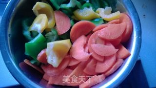 缤纷辣腊肠的做法步骤：1