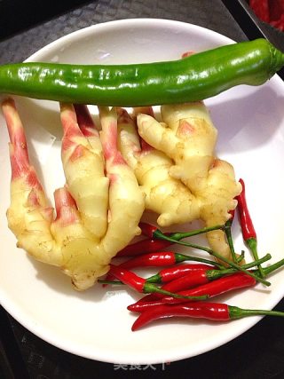 夏日餐桌宝物--凉拌嫩姜丝的做法步骤：1