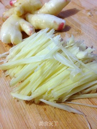 夏日餐桌宝物--凉拌嫩姜丝的做法步骤：3