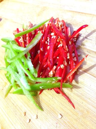 夏日餐桌宝物--凉拌嫩姜丝的做法步骤：4