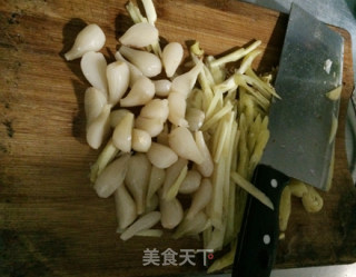 迎夏开胃菜---酸荞头炒鸭肉的做法步骤：2