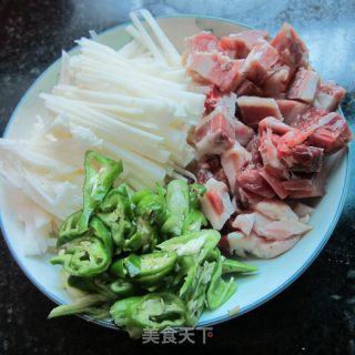 凉薯丝炒鸡的做法步骤：2