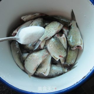 香酥鲫鱼的做法步骤：1