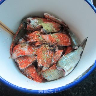 香酥鲫鱼的做法步骤：2