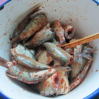 香酥鲫鱼的做法步骤：3