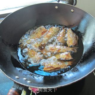 香酥鲫鱼的做法步骤：4