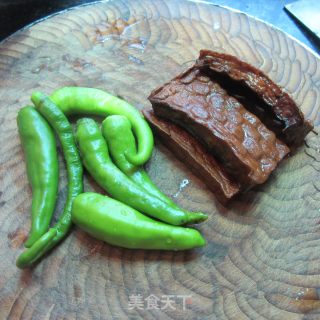 青椒卤豆腐干的做法步骤：2